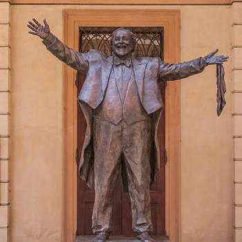 Statua Luciano Pavarotti, Modena